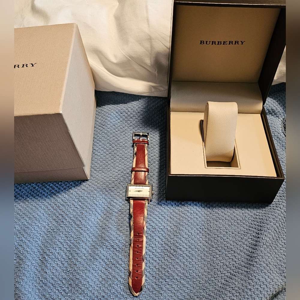 Burberry BU2152 Women’s Heritage Watch, Rectangular Face, Nova Check Strap & Box - Picture 4 of 15
